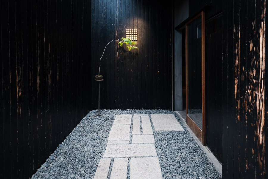 The only sign marking the entrance to perhaps the world&rsquo;s foremost coffee bean library is a pointing plant against charred wood and stones carefully led to guide the way. This embodies many aspects of the unique Japanese aesthetic.