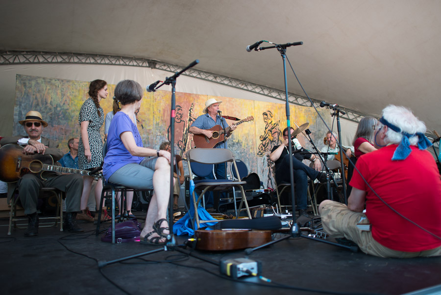 At the &ldquo;1974&rdquo; workshop, performers from the first Winnipeg Folk Festival reunited in a wonderful celebration of the festival&rsquo;s 40th anniversary. Pictured here, everyone gathers around Bob King and his daughters; the original spirit of the festival was unmistakably palpable.