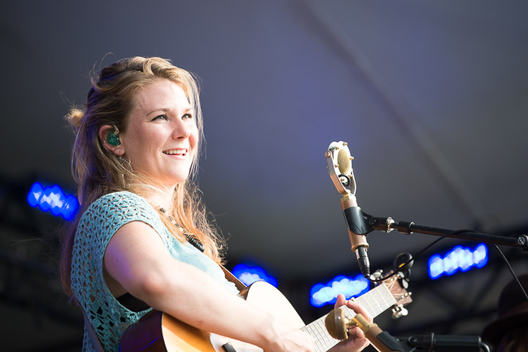 Celia Woodsmith warms up main stage with her band, Della Mae.